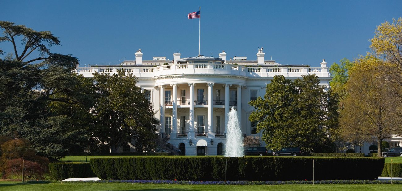A picture of the White House from the south lawn