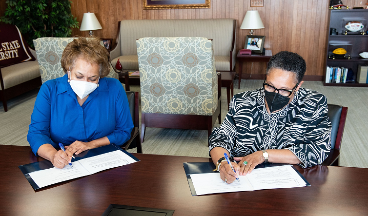 FHFA Acting Director Sandra L. Thompson (left) and HUD Secretary Marcia L. Fudge sign a memorandum