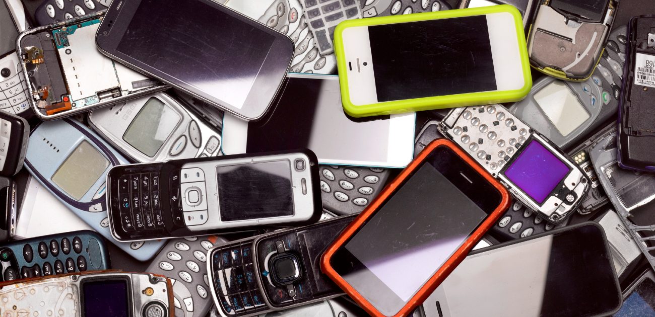 A picture of a pile of various assorted 3G cell phones and other devices